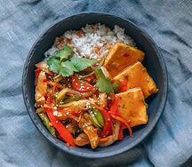 Жареный тофу с курицей и овощами в терияки