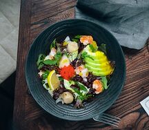 Салат с гребешками и креветками