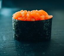 Гункан с копчёным лососем