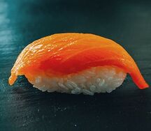 Суши с копченым лососем