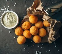 Сырные шарики с чесноком