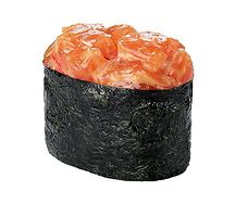 Гункан с лососем