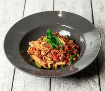 Жареный рис с овощами и курицей