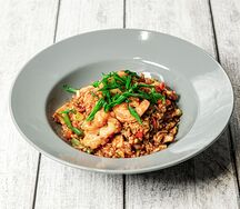 Жареный рис с овощами и креветкой