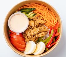 Боул с курицей, и рисом с соусом терияки