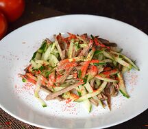 Салат с огурцом и мясом