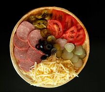 Закрытая острая пицца с колбасой