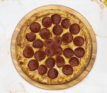 Пицца с колбасой