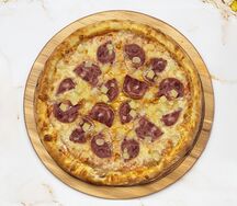 Пицца с ветчиной и ананасом