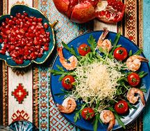 Руккола с тигровыми креветками