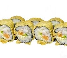 Ролл темпура с лососем и тигровой креветкой