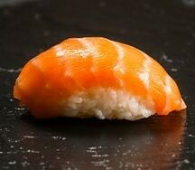 Суши с лососем