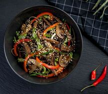 Соба с говядиной и овощами острая