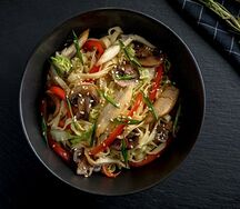 Лапша соба с цыплёнком и овощами