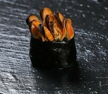 Гункан с мидиями