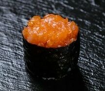 Гункан с лососем