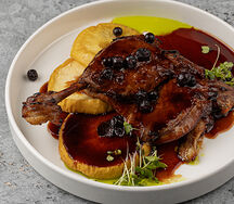 Утиная ножка конфи с соусом жу