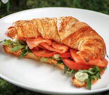 Круассан с лососем