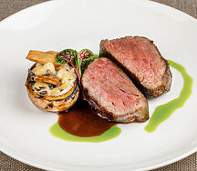 Вырезка молодого бычка с печеным картофелем