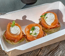 Оладьи из кабачков с лососем и творожным сыром