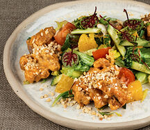 Салат с цыпленком в глазури из карри