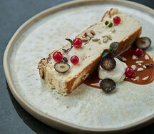 Творожная запеканка с изюмом и карамельным соусом