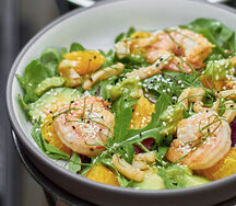 Свежий салат с морепродуктами и апельсином