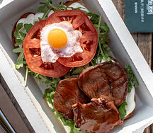 Сэндвич с говядиной и перепелиным яйцом