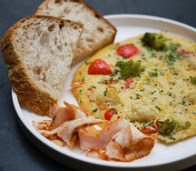 Омлет с овощами и пастрами из индейки