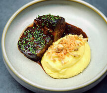 Томленая говядина с соусом демиглас