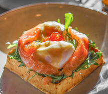 Несладкая вафля с авокадо и руколой