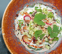 Салат из угря с сыром страчателла