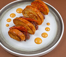 Тартар из говядины, круассан, соус тоннато-кимчи