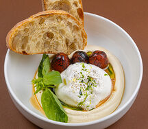 Хумус из рикотты, маринованный черри, мини-буррата 