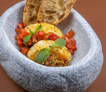 Бри, капоната из оливок, клубнично-томатный тартар