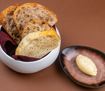 Хлебная корзина со взбитым копченым маслом