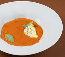 Холодный суп из печеных овощей, страчателла, зелень