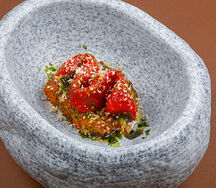 Жареная фета, перец рамиро, кунжутный мед чили