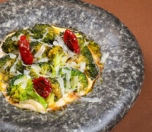 Брокколи, трюфельный айоли, пармезан