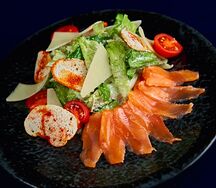 Салат Цезарь с лососем