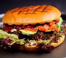 Бургер с котлетой из мраморной телятины