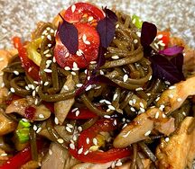 Паста с индейкой и овощами в азиатском стиле