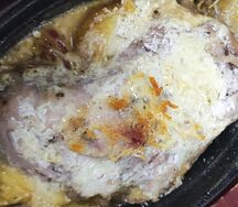 Нежный кролик, томленный в чугунном горшочке