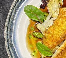 Филе белой рыбы с артишоками и спаржей