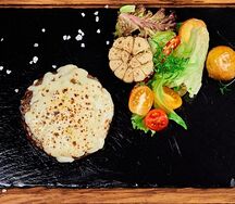 Бифштекс из мраморной телятины с сыром