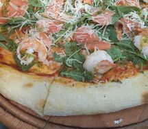 Пицца с креветками и лососем слабого посола