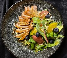 Салат с индейкой, цитрусовыми сегментами и соусом манго-чили