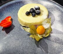 Десерт Камамбер с вишневым кремом