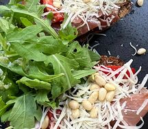 Брускетта с прошутто и пармезаном