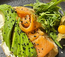 Брускетта с лососем шеф-посола, авокадо и сливочным кремом